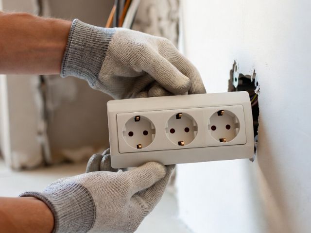 Установка розеток и выключателей